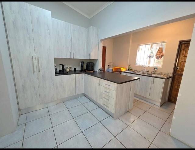3 bed property to rent in VILLIERIA